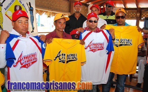 El nuevo dirigente de los Arroceros de San Francisco de Macorís Ceneo Beltre, jugadores y asistentes muestran el uniforme de los sub-campeones de la liga de verano